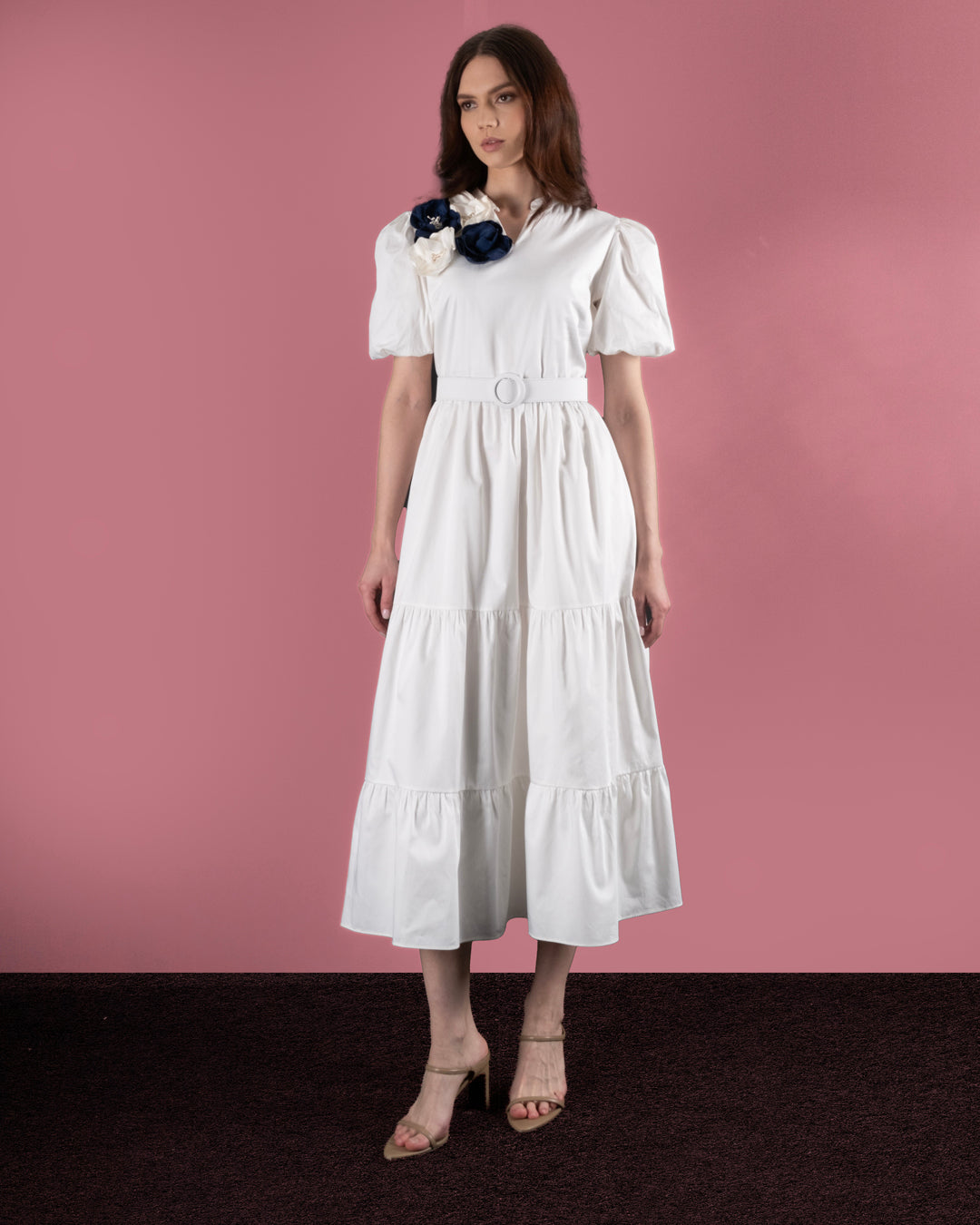 Omzu Çiçek İşlemeli Kısa Kol Kemerli Elbise