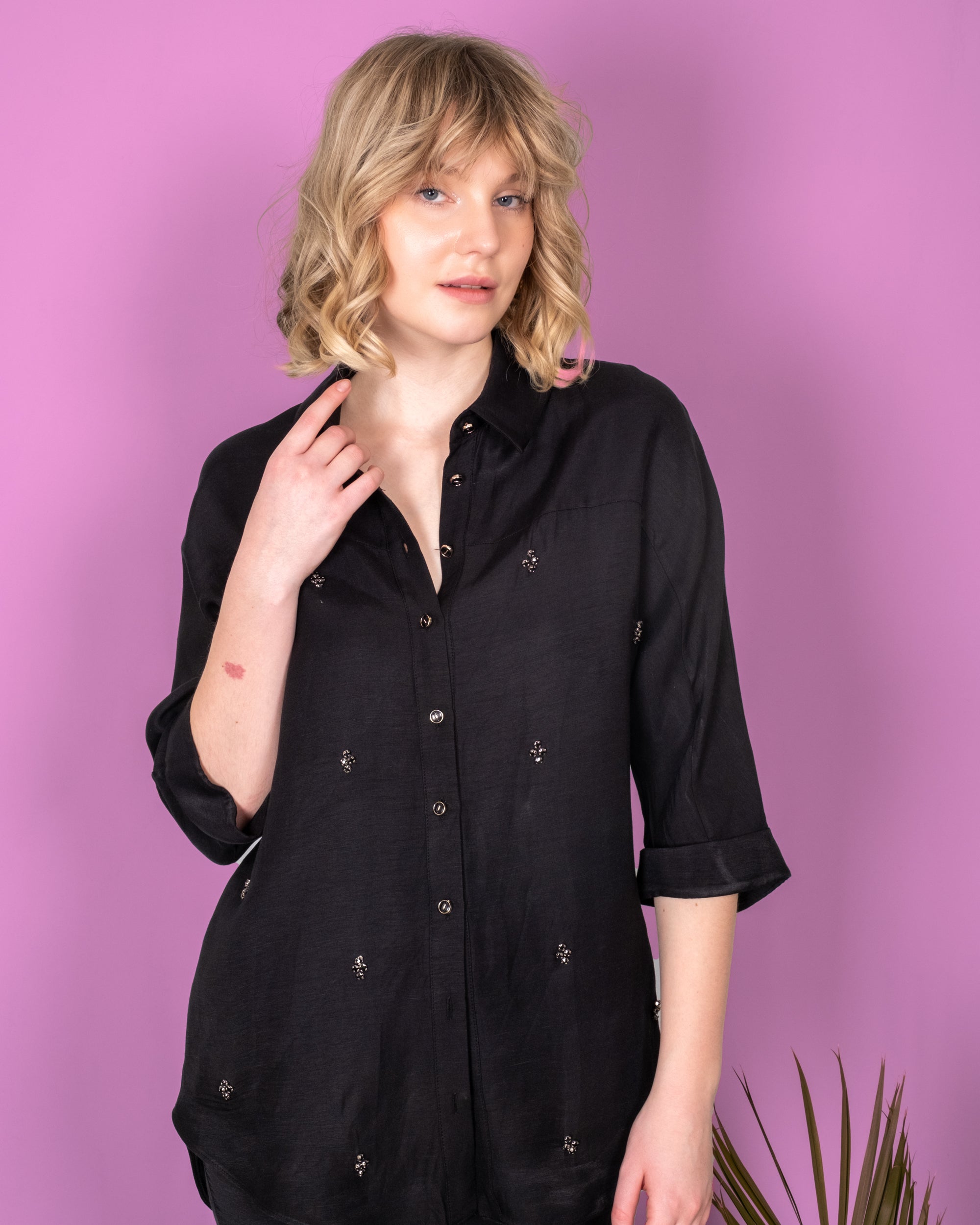 Taş İşlemeli Önü Düğmeli Kısa Kollu Gömlek