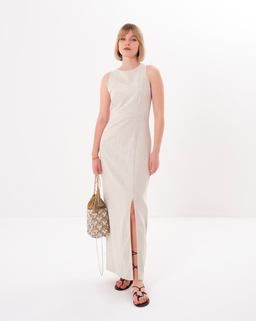 Yuvarlak Yaka, Önü Yırtmaçlı, Kolsuz Uzun Elbise