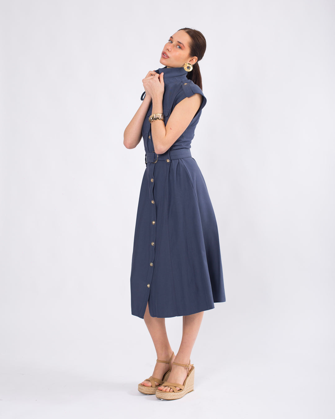 Gömlek Yaka Önü Düğme Detaylı Kolsuz Kemerli Elbise