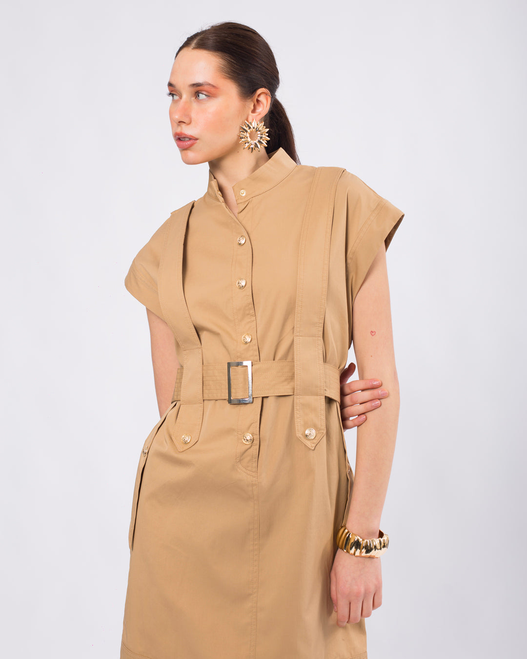 Hakim Yaka Önü Düğme Detaylı Kolsuz Kemerli Elbise