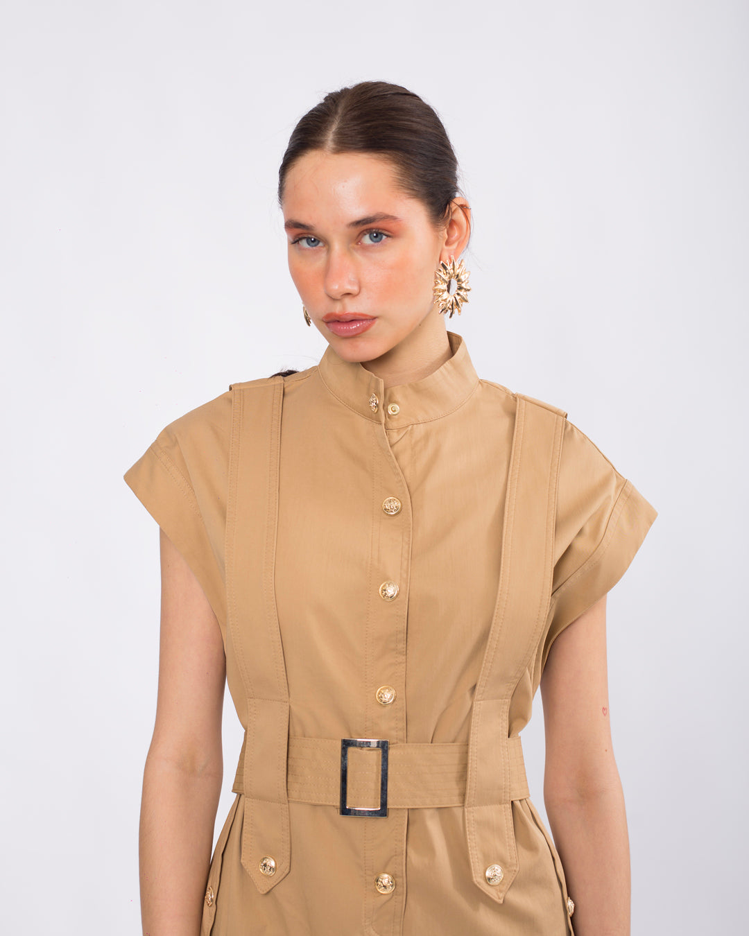 Hakim Yaka Önü Düğme Detaylı Kolsuz Kemerli Elbise