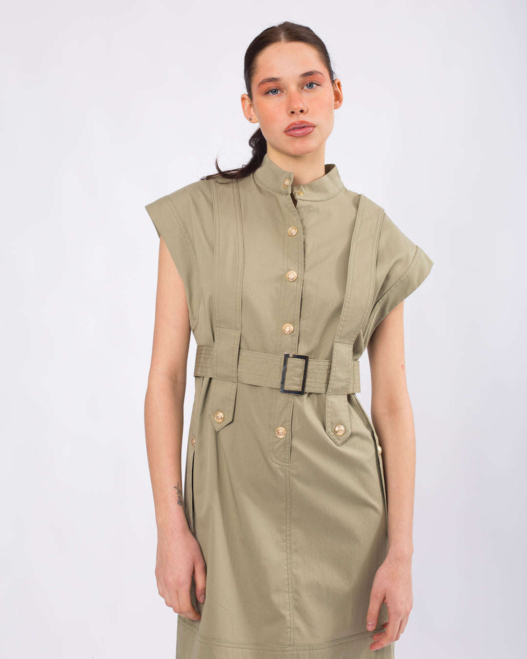 Hakim Yaka Önü Düğme Detaylı Kolsuz Kemerli Elbise