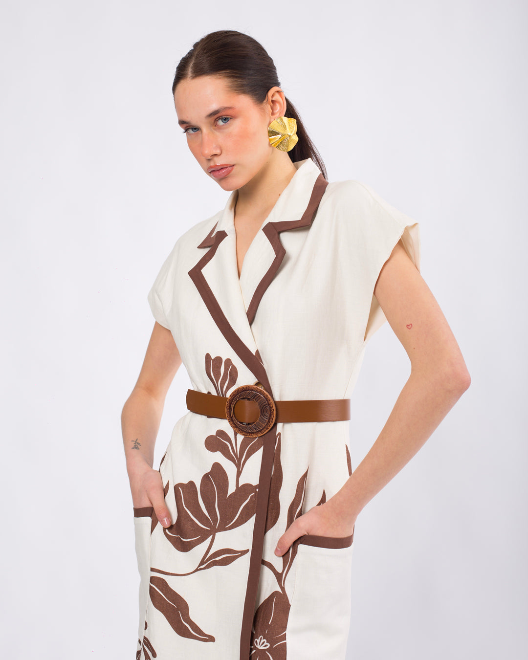 Geniş Yaka Önü Düğme Detaylı Kolsuz Kemerli Keten Elbise