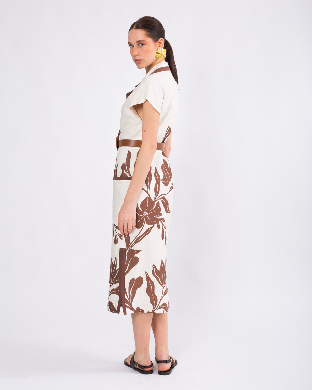 Geniş Yaka Önü Düğme Detaylı Kolsuz Kemerli Keten Elbise