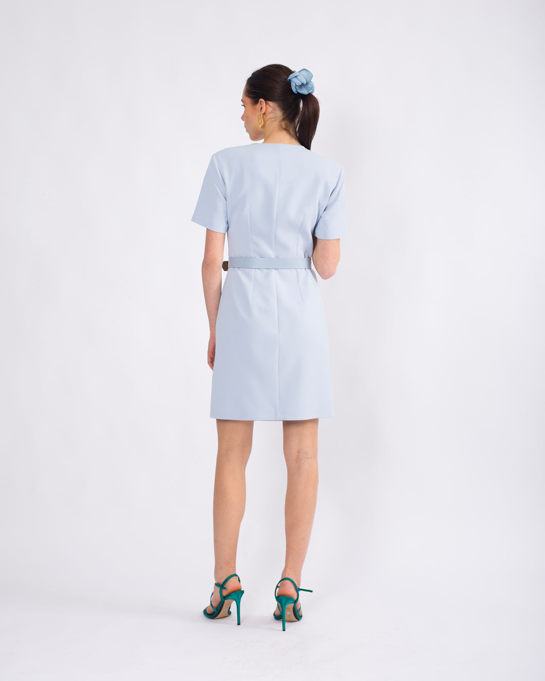 Yuvarlak Yaka Önü Düğme Detaylı İçi Astarlı Kısa Kollu Kemerli Elbise