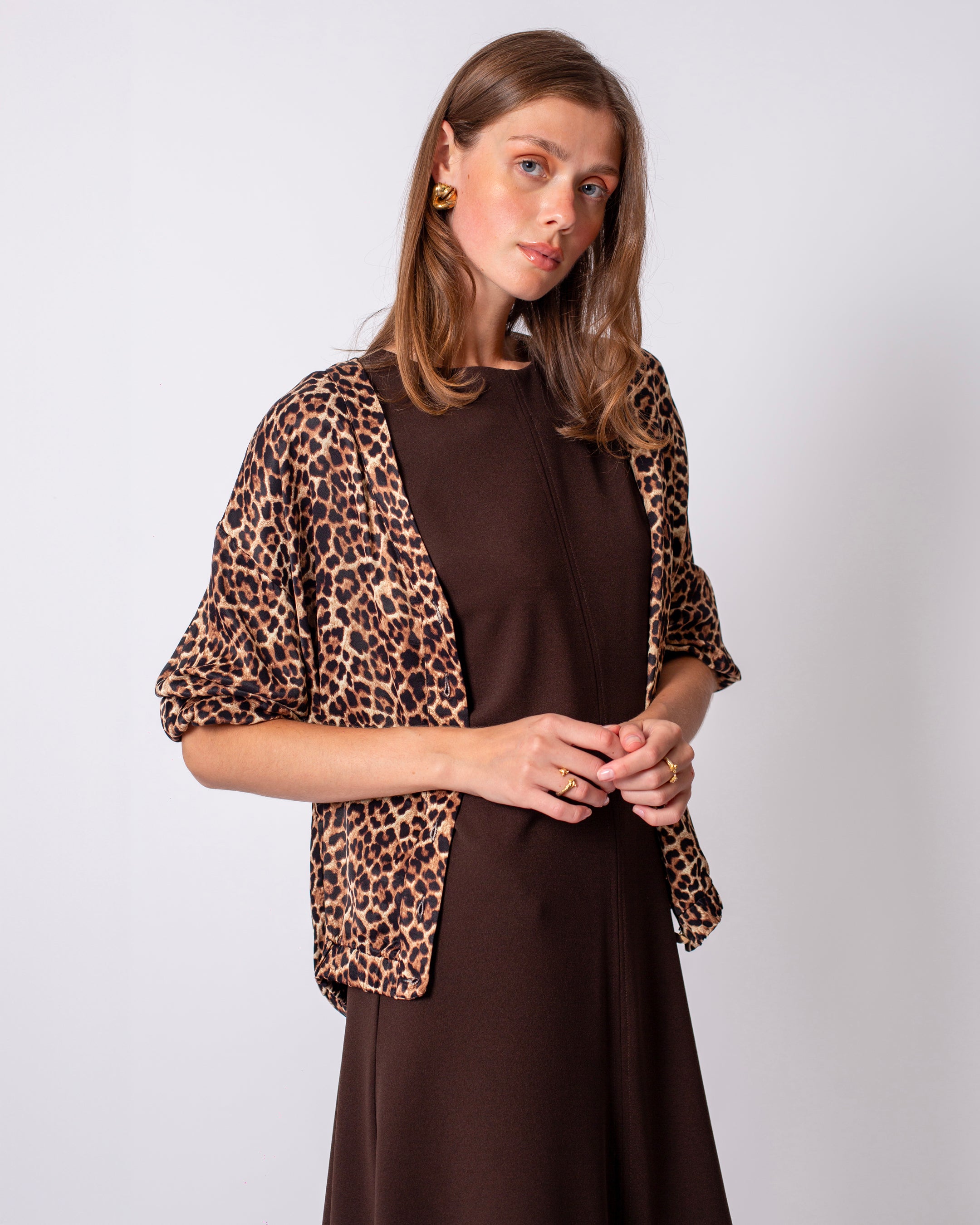 V Yaka Önü Düğmeli Leopar Desenli Bluz