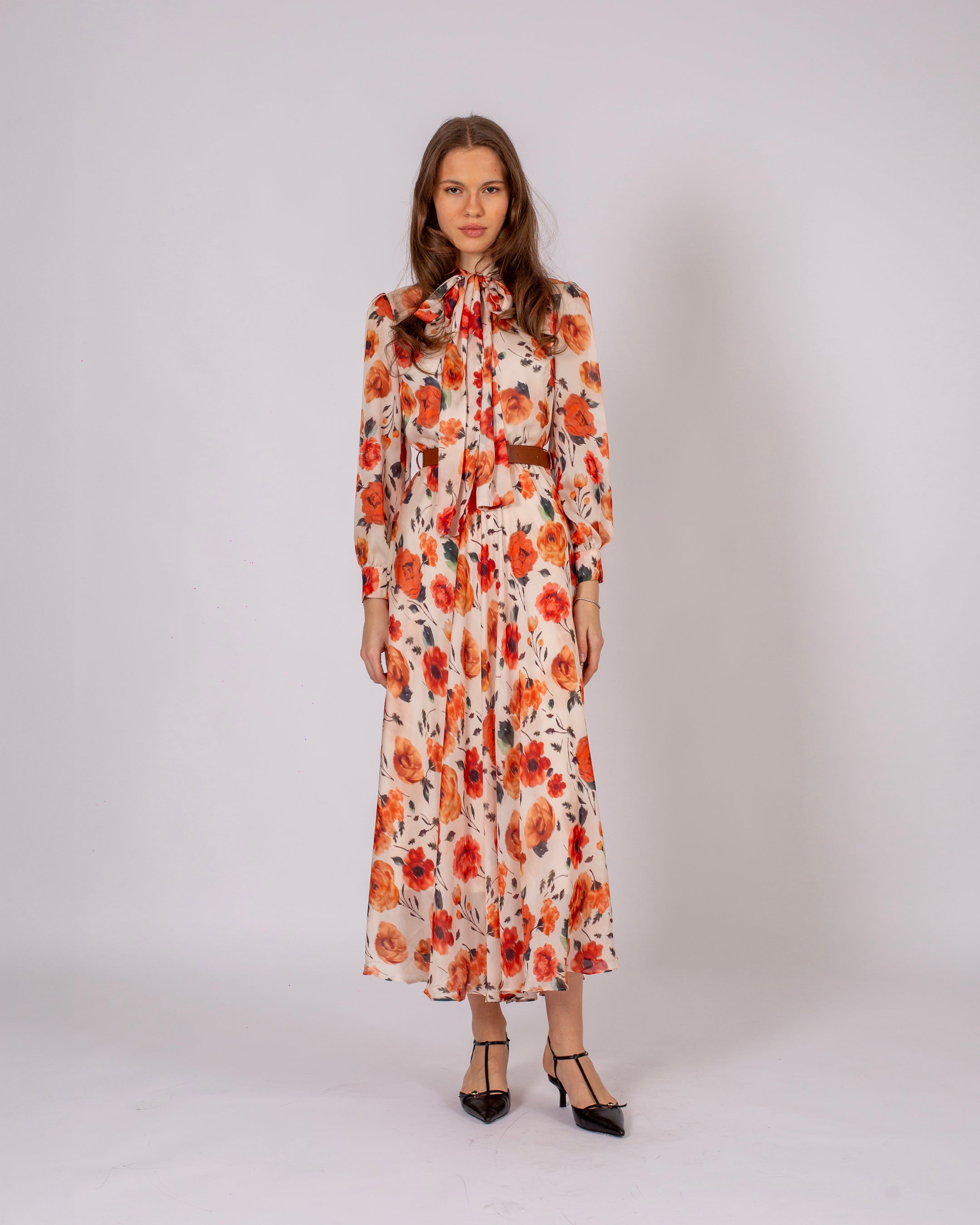 Yakası Fular Bağlamalı Çiçek Baskılı Uzun Elbise