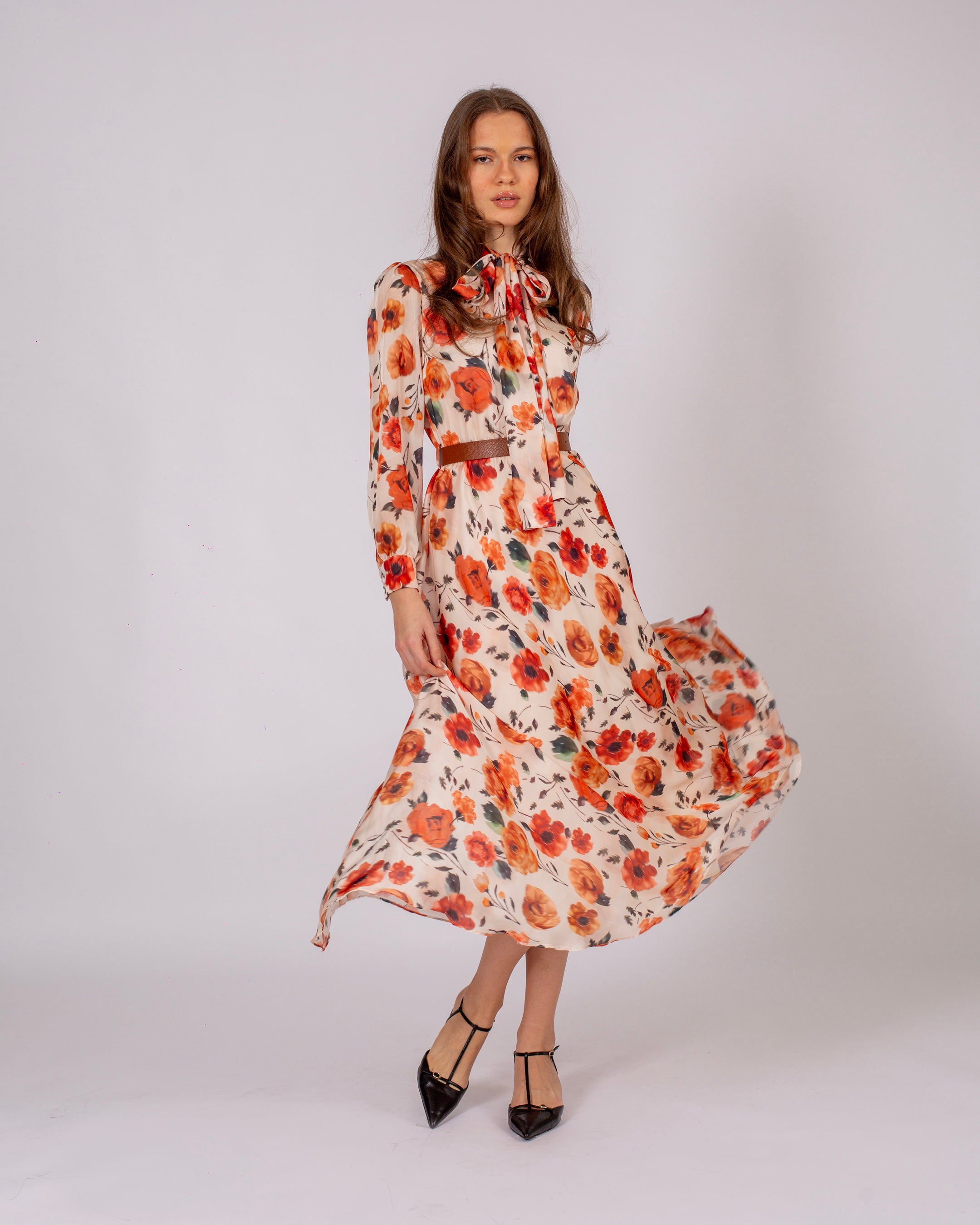 Yakası Fular Bağlamalı Çiçek Baskılı Uzun Elbise