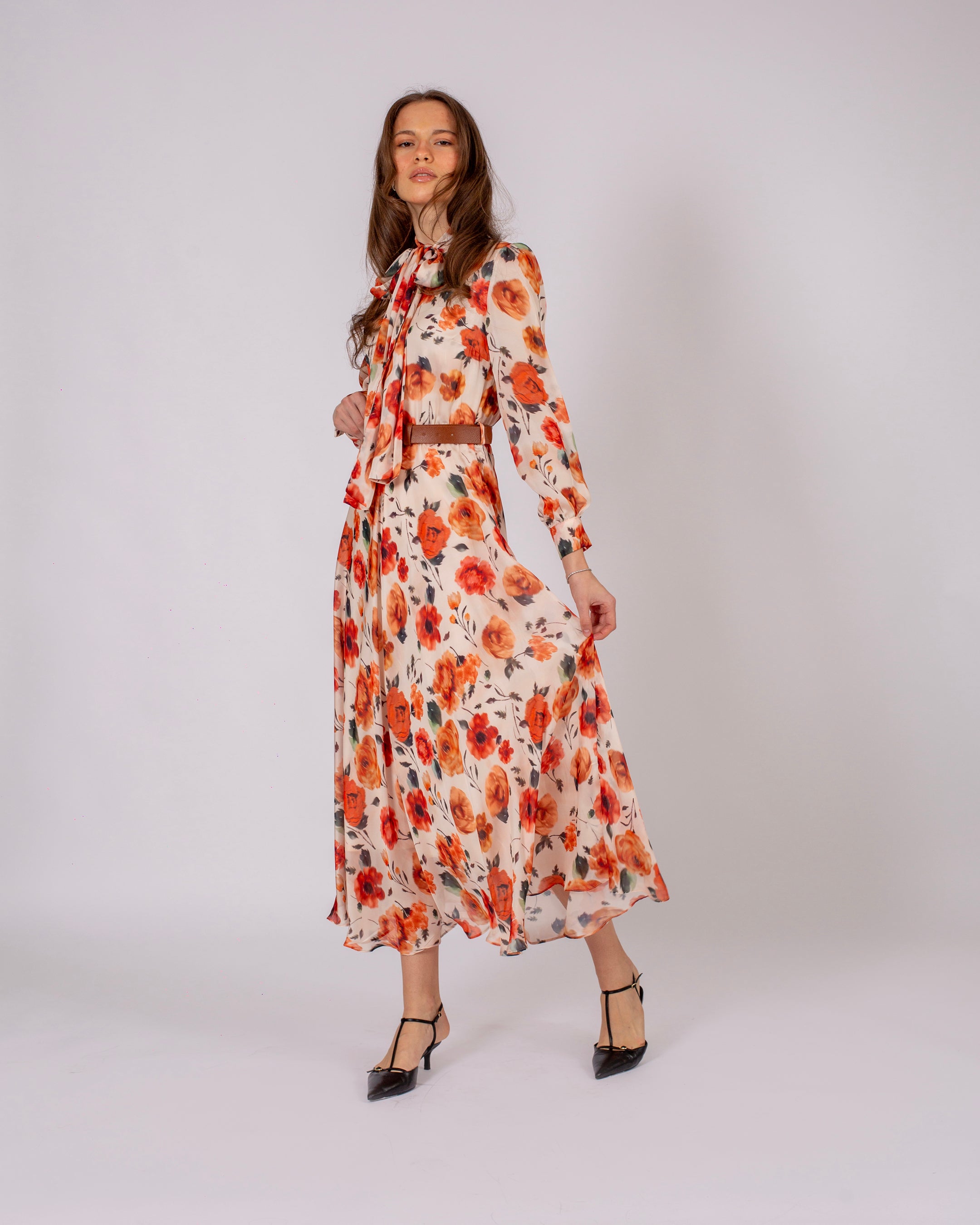 Yakası Fular Bağlamalı Çiçek Baskılı Uzun Elbise