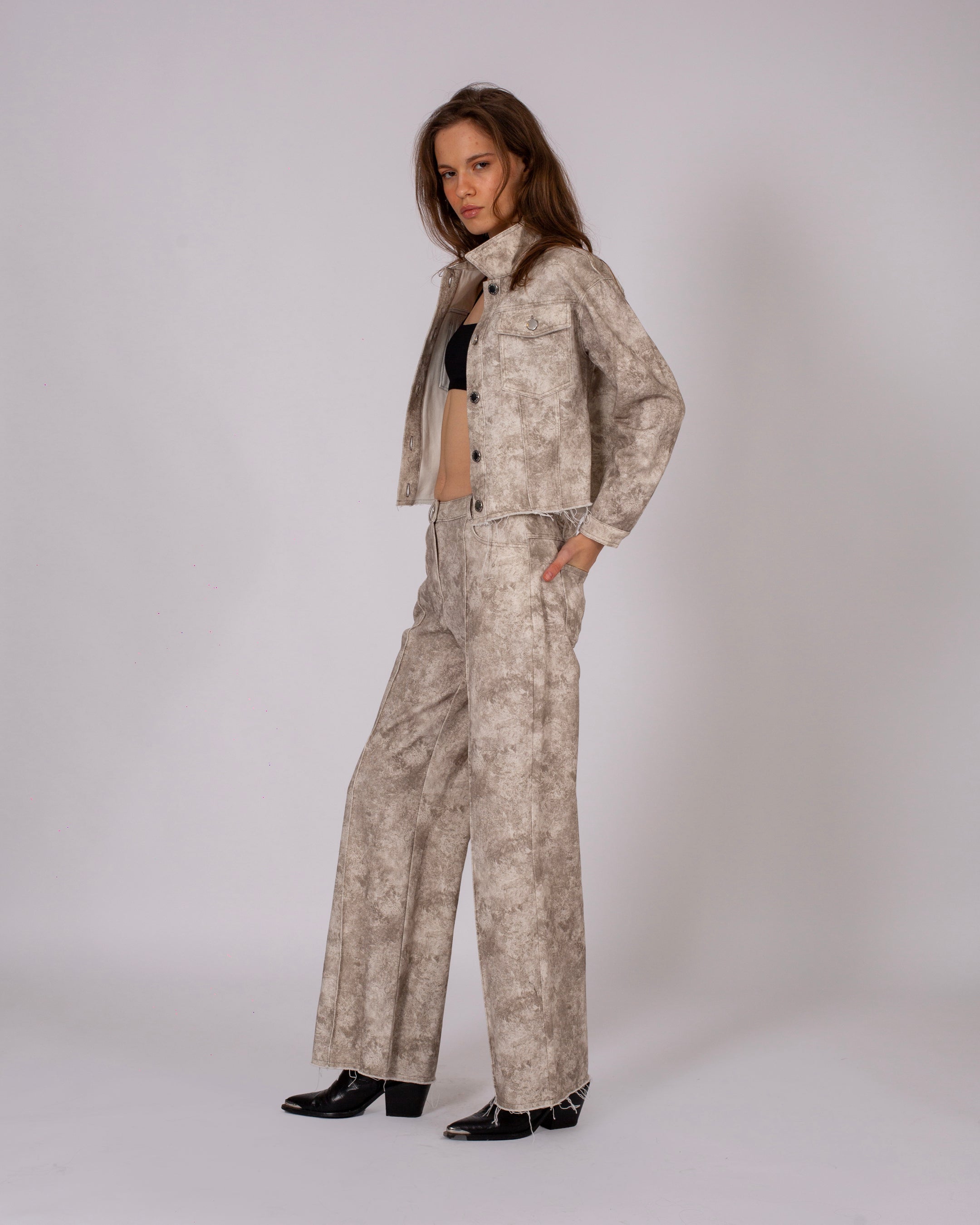 Düğme Detaylı Cepli Kısa Ceket