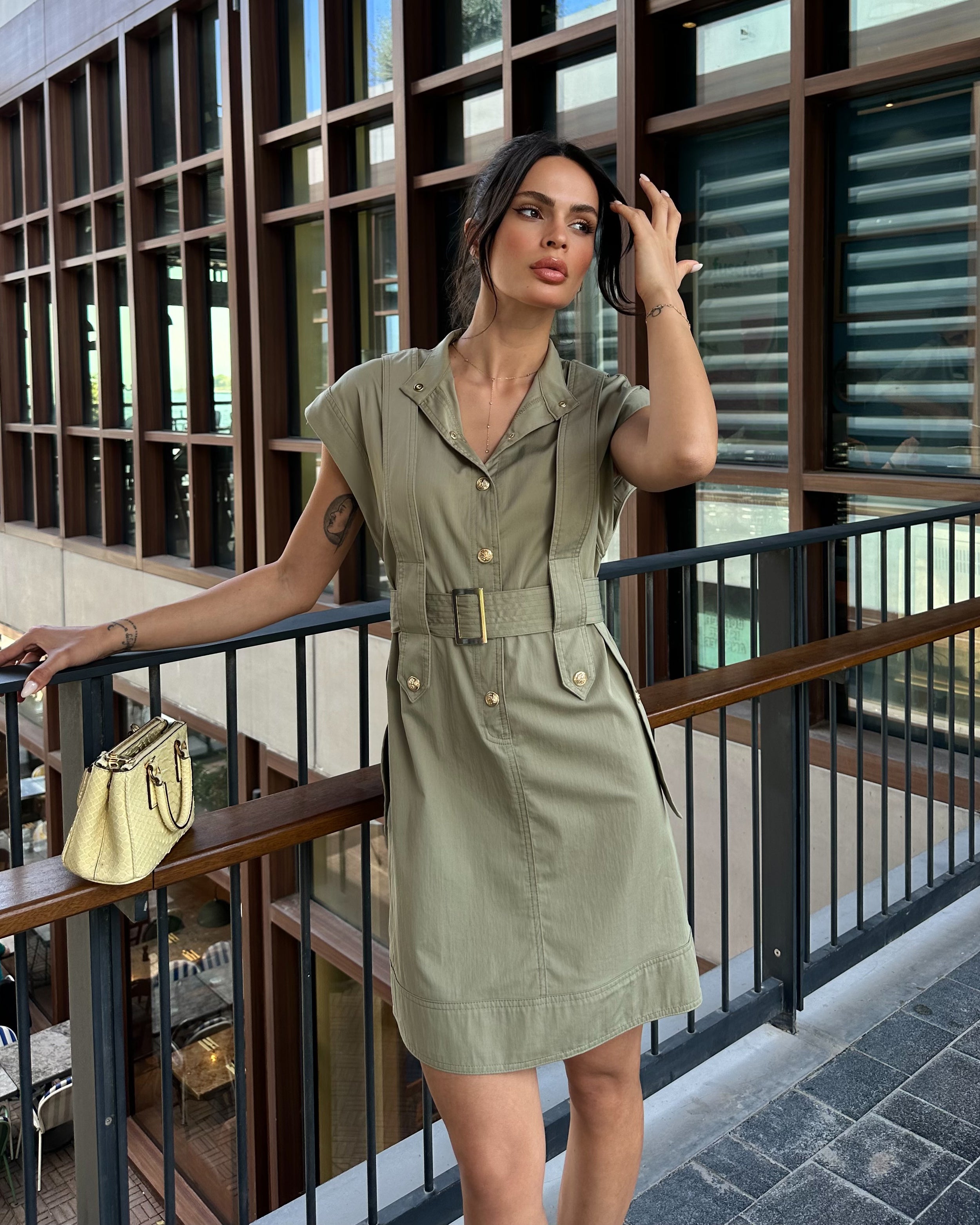 Hakim Yaka Önü Düğme Detaylı Kolsuz Kemerli Elbise