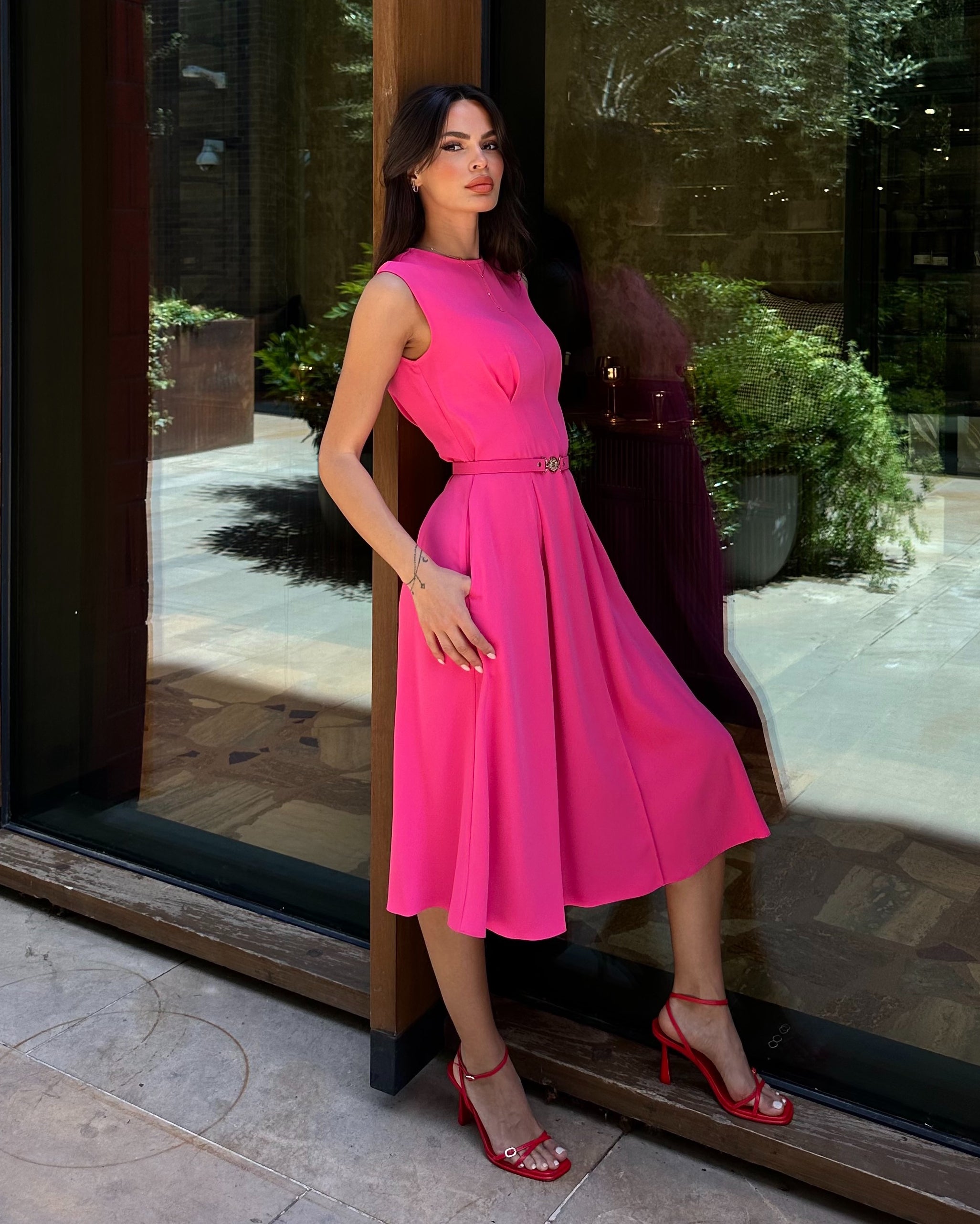 Yuvarlak Yaka, Kolsuz, Kemerli Elbise