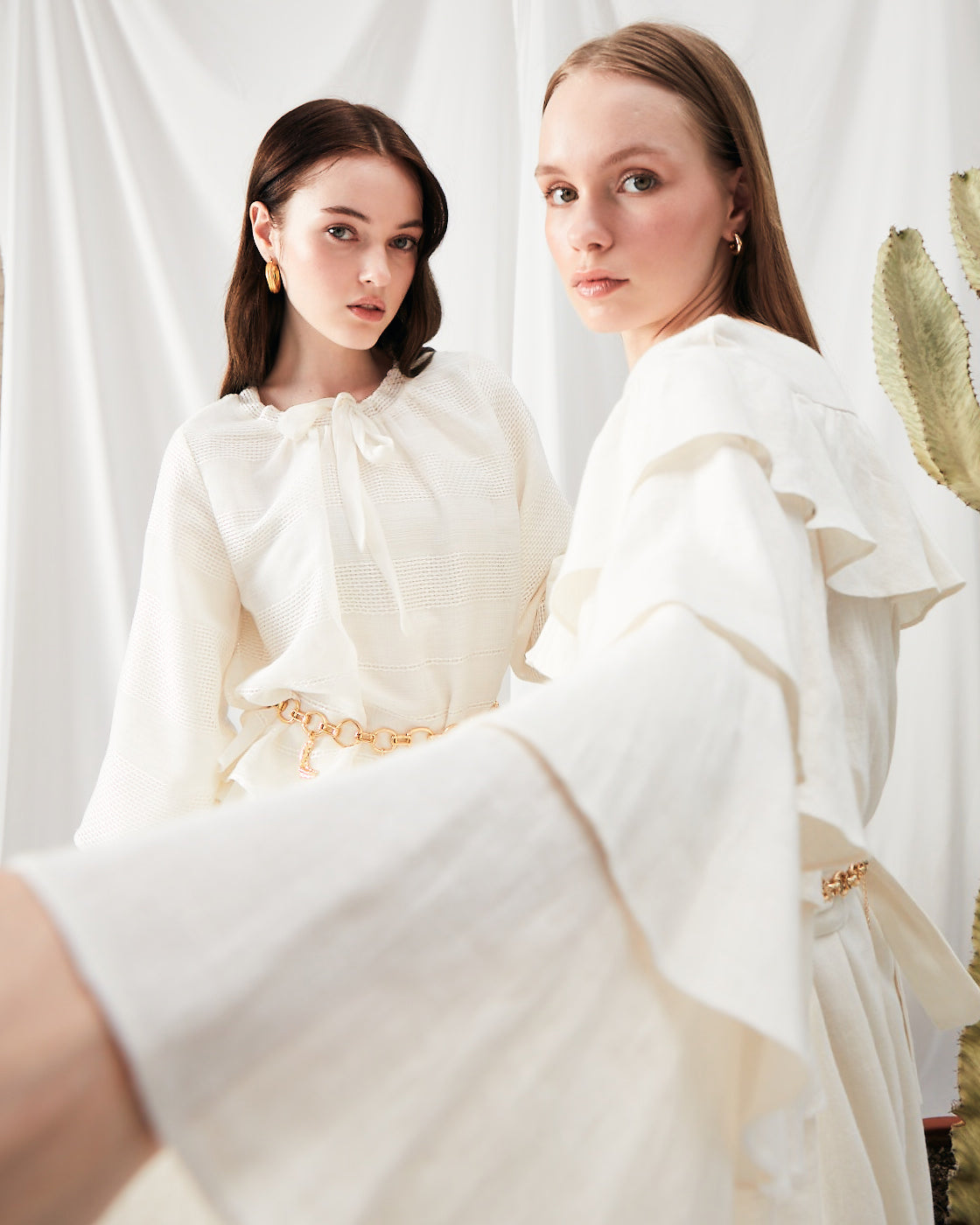 Kolları Volan Detaylı Belden Kuşaklı Keten Uzun Elbise