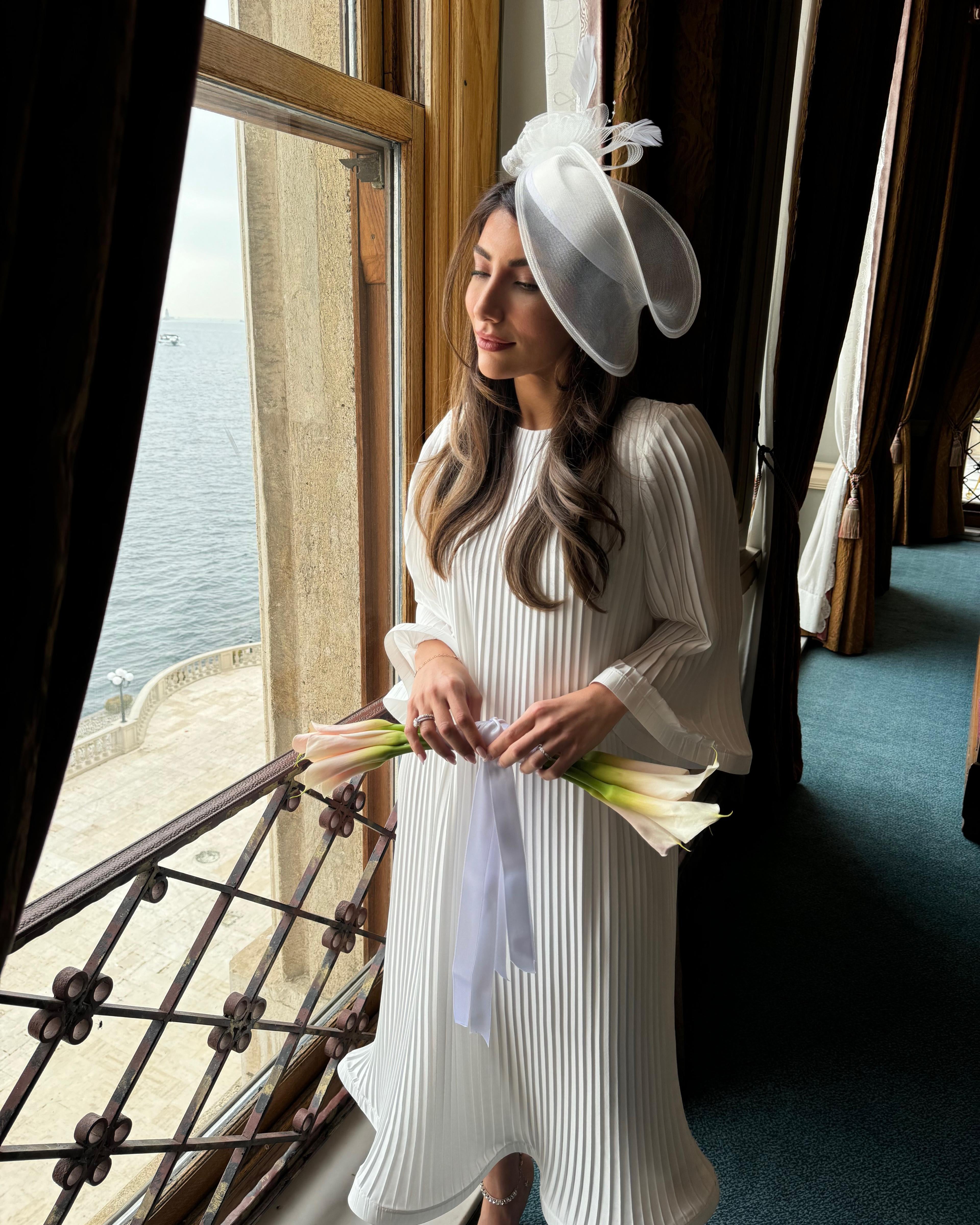 Yuvarlak Yaka Kol Detaylı Fırfırlı Zincir Kemerli Elbise