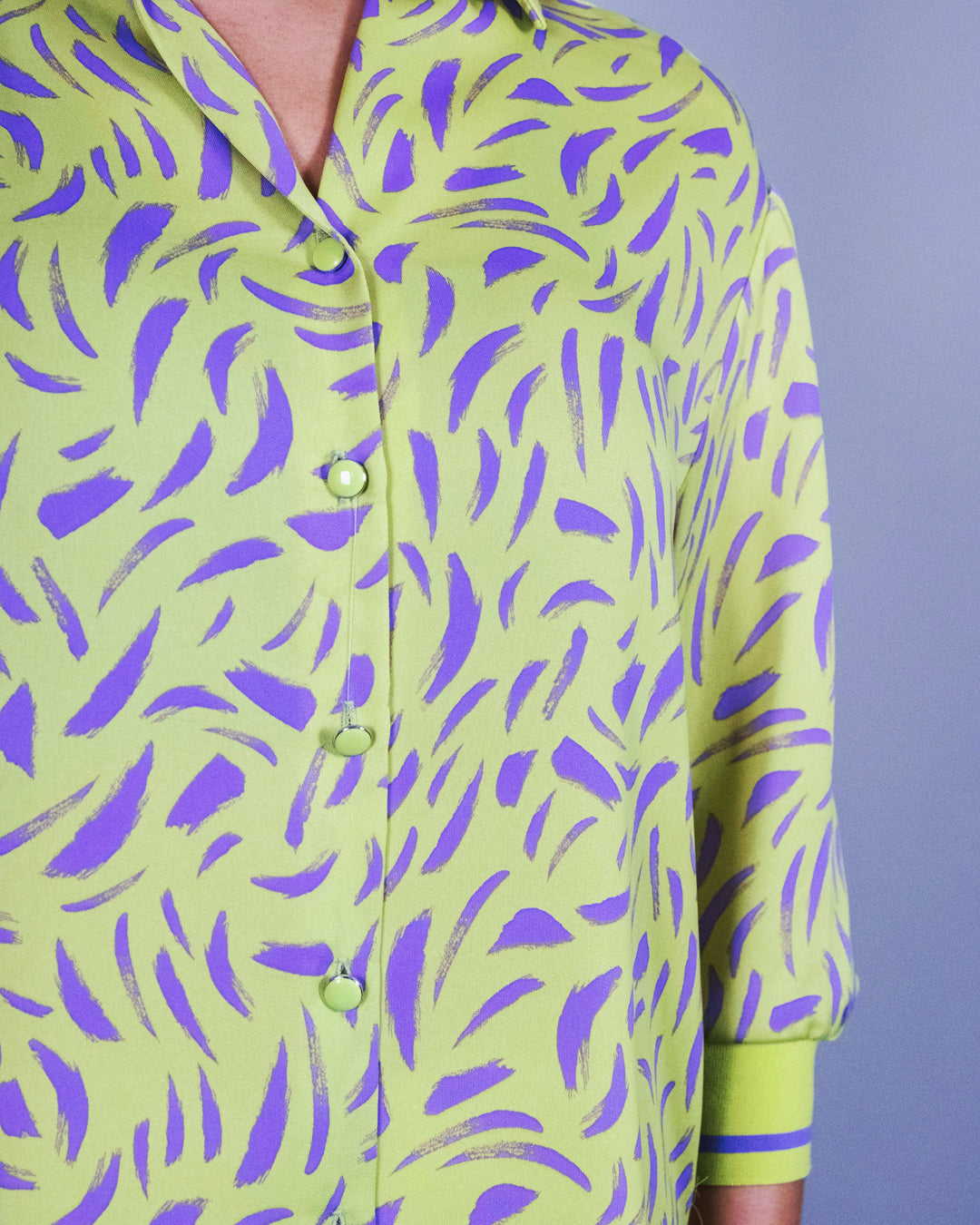 Kolları Lastikli Düğmeli Desenli Bluz