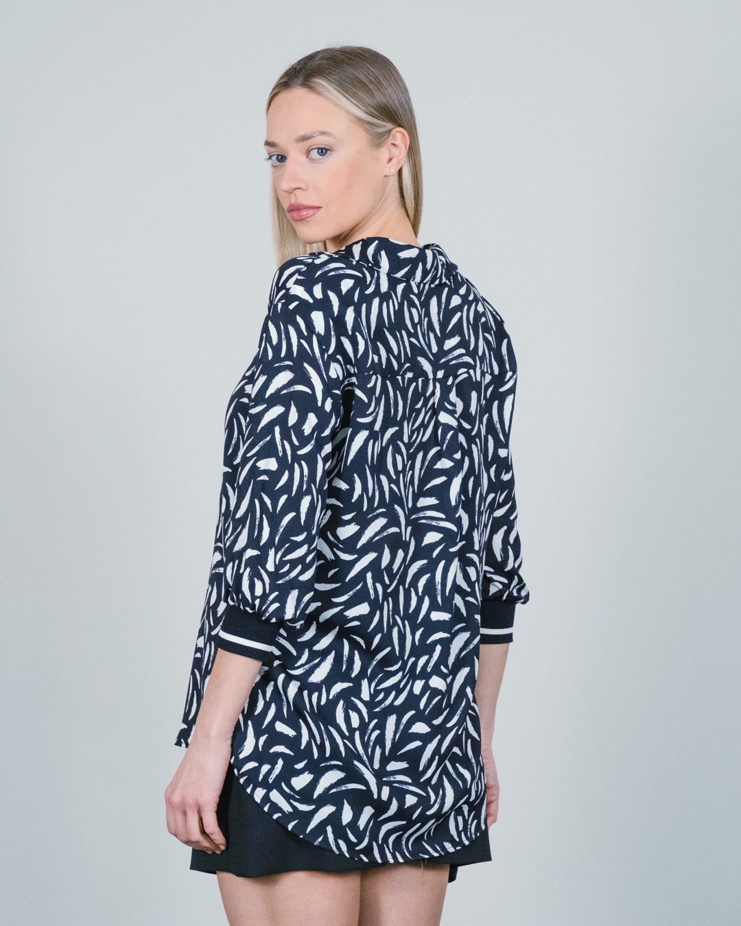 Kolları Lastikli Düğmeli Desenli Bluz