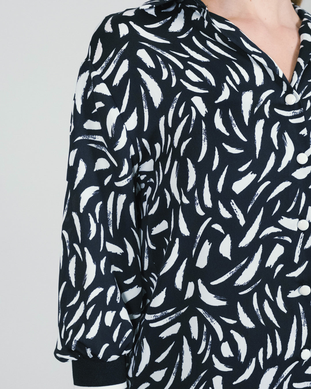 Kolları Lastikli Düğmeli Desenli Bluz