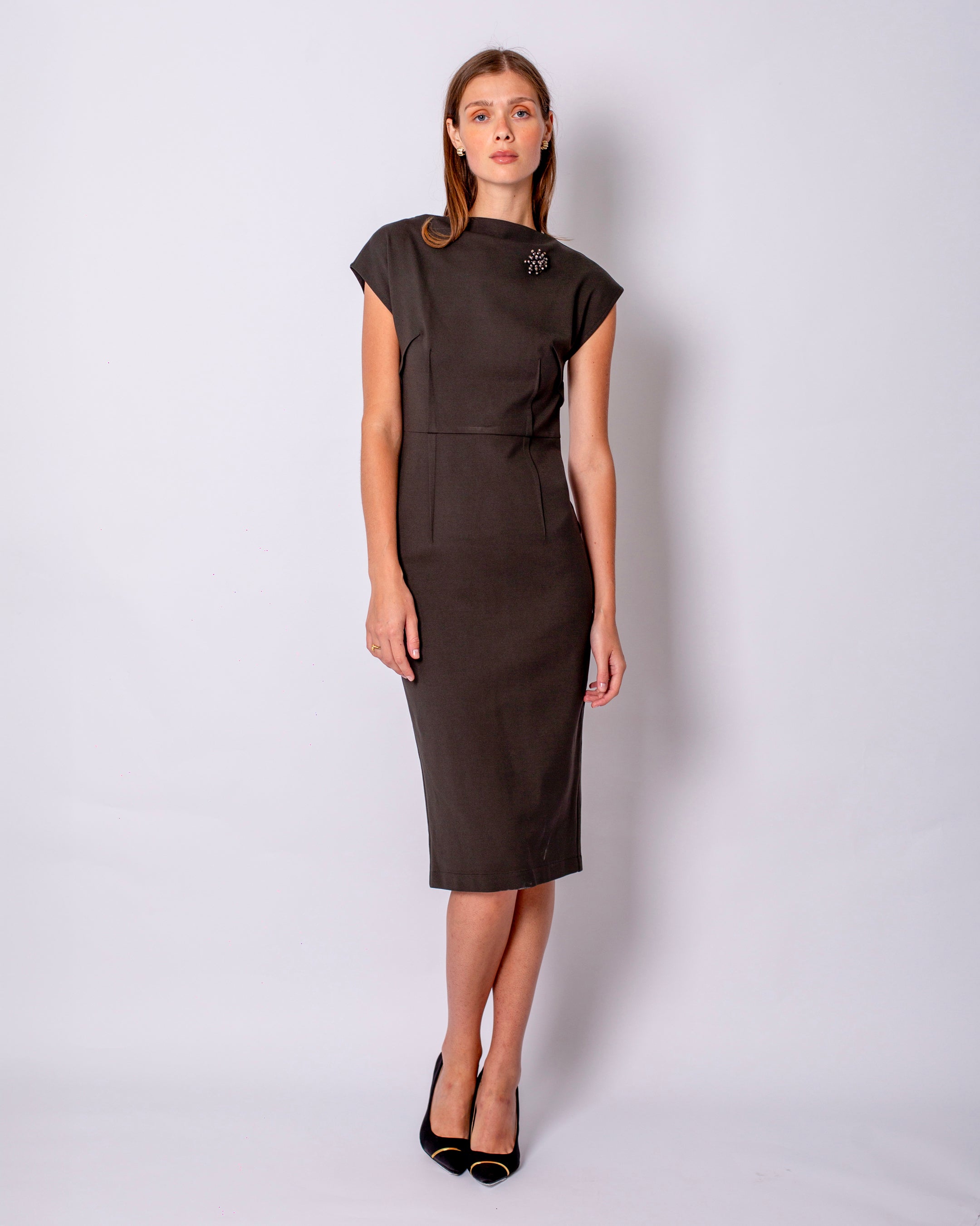 Sleeveless Lycra Boat Neck Dress with Brooch on the Collar