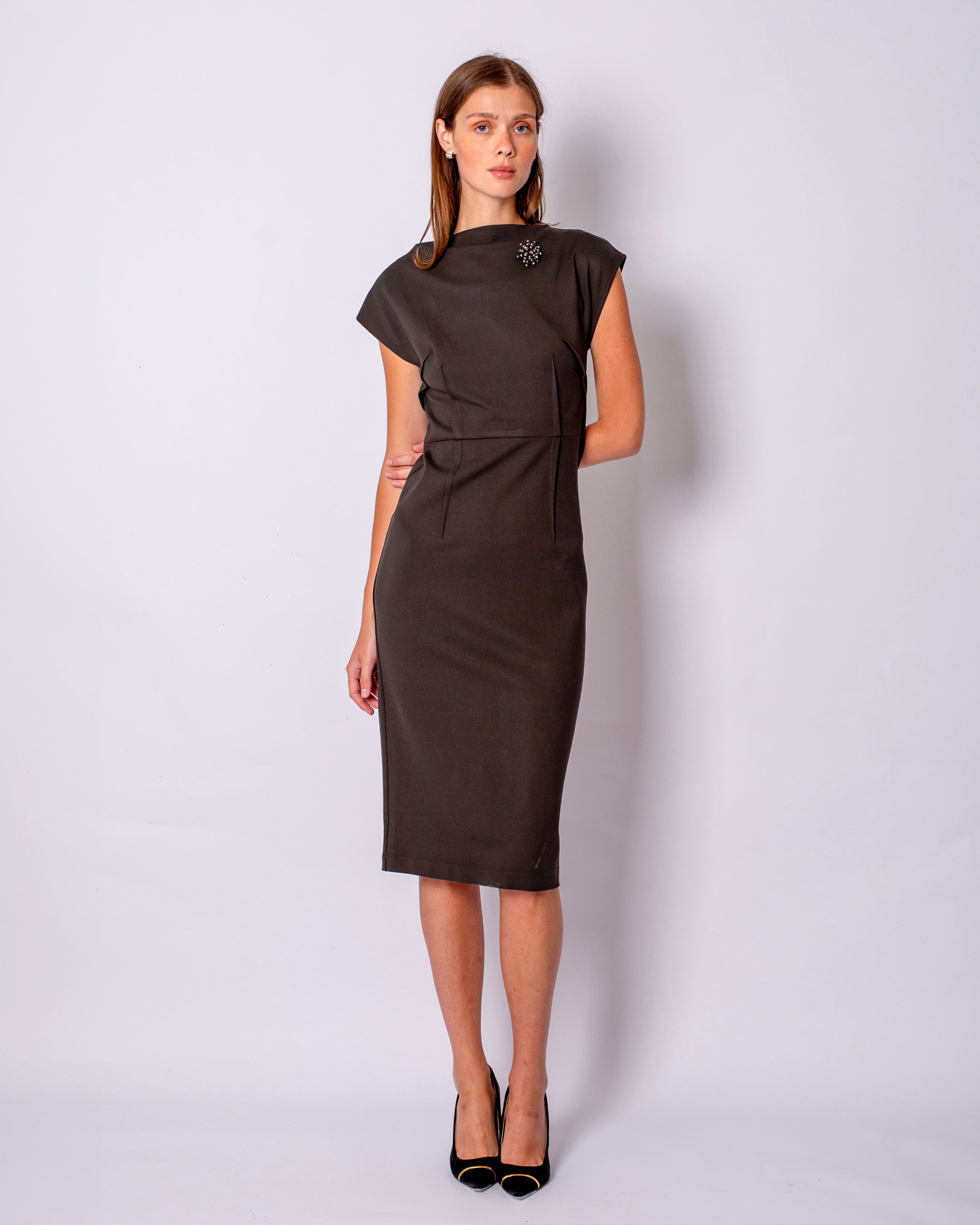 Sleeveless Lycra Boat Neck Dress with Brooch on the Collar