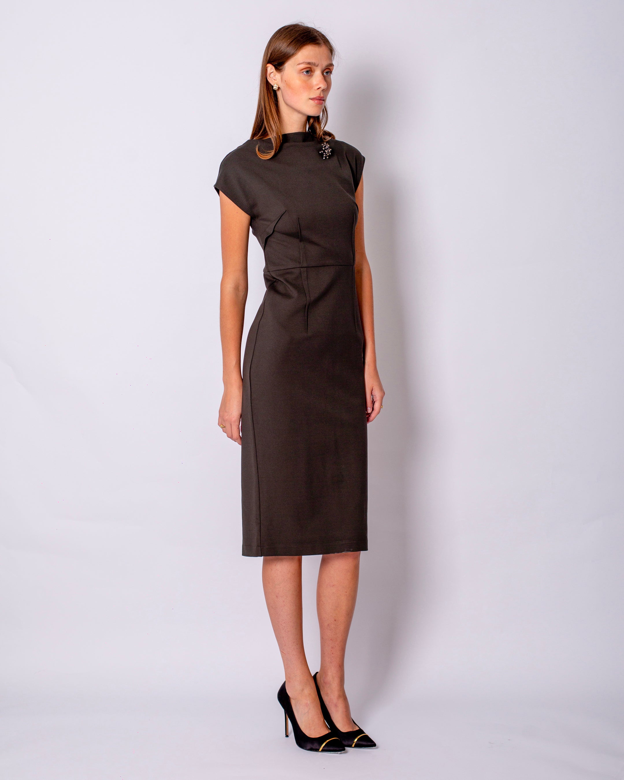 Sleeveless Lycra Boat Neck Dress with Brooch on the Collar