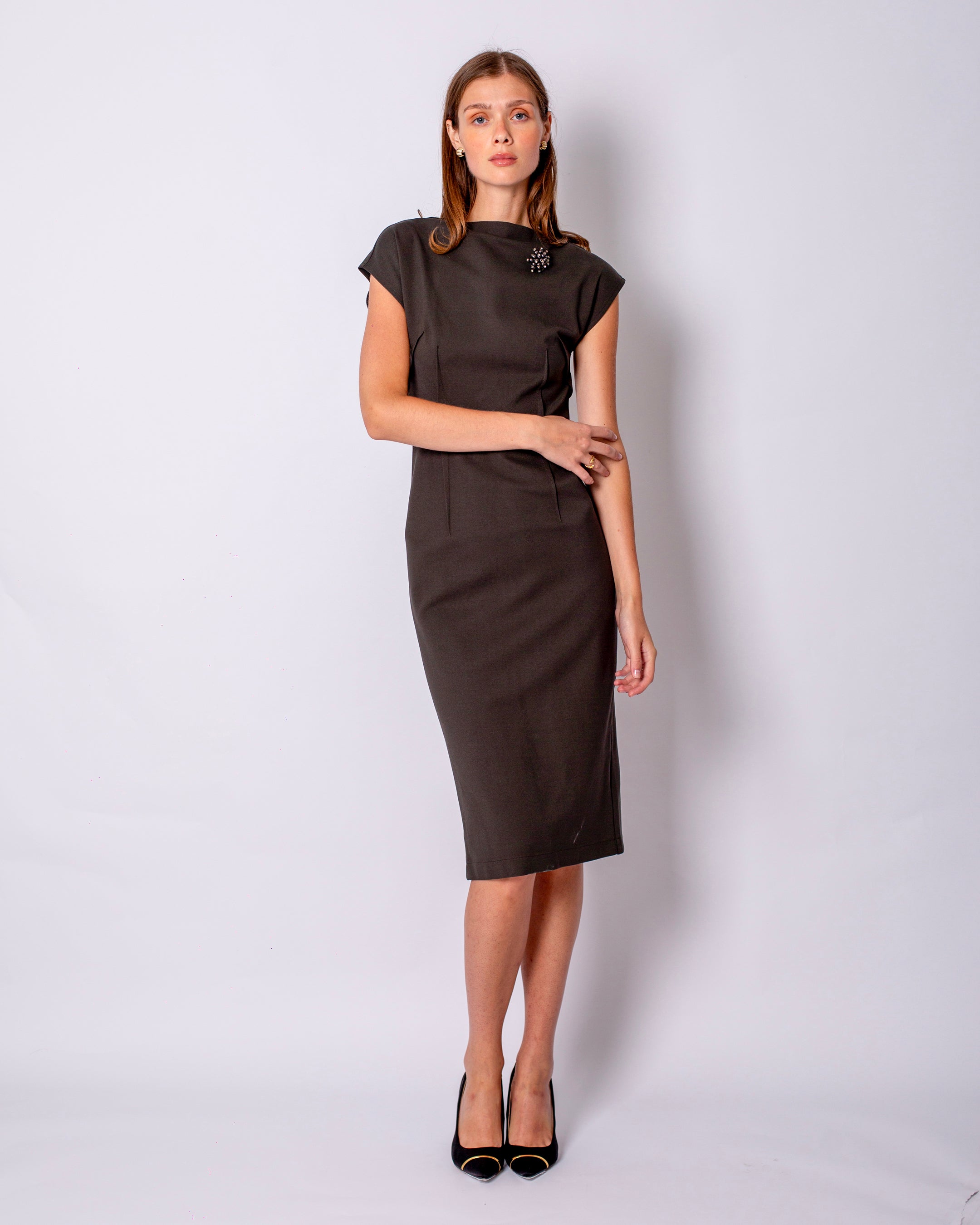 Sleeveless Lycra Boat Neck Dress with Brooch on the Collar